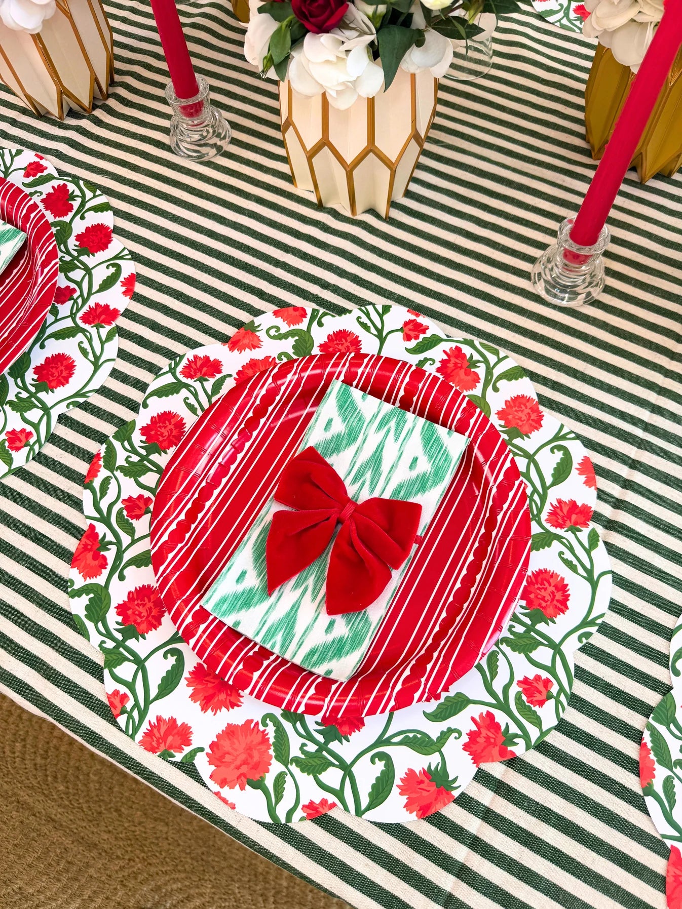 Carnation Scalloped Paper Placemats