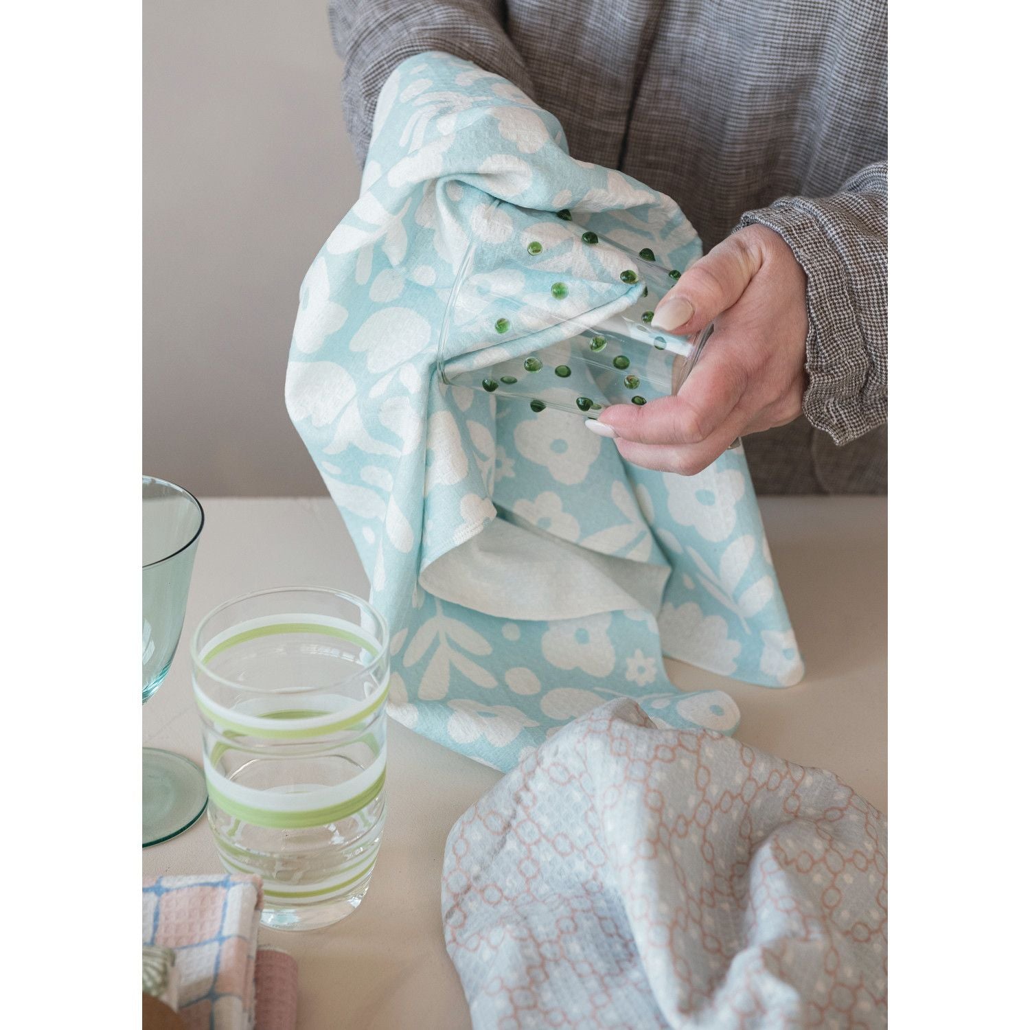 Printed Microfiber Tea Towel with Floral Pattern