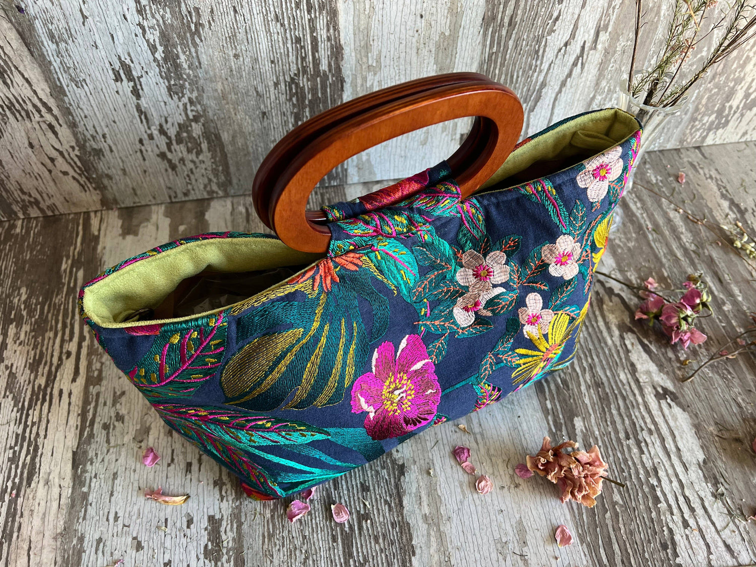 Floral Divina Embroidered Handbag
