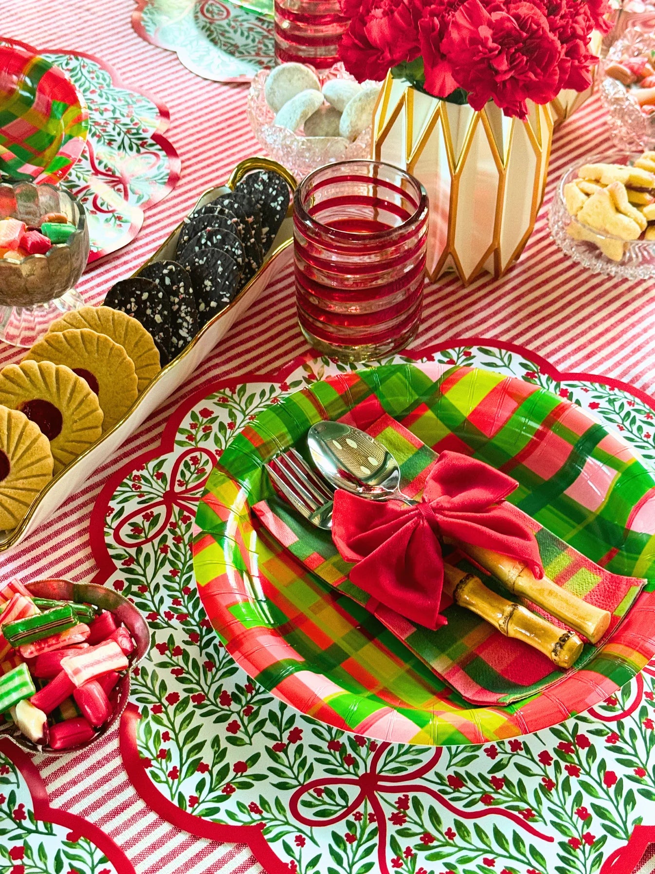 10&quot; Holiday Plaid Heavy-duty Paper Plates