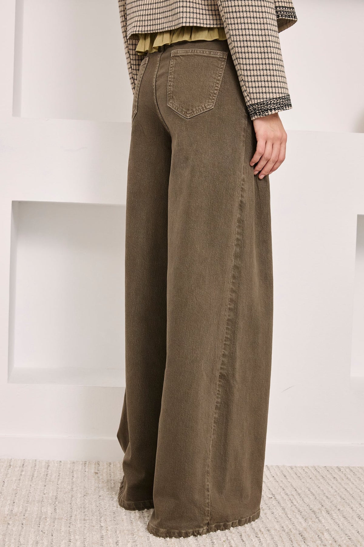 Wide-Leg Seamed Trouser